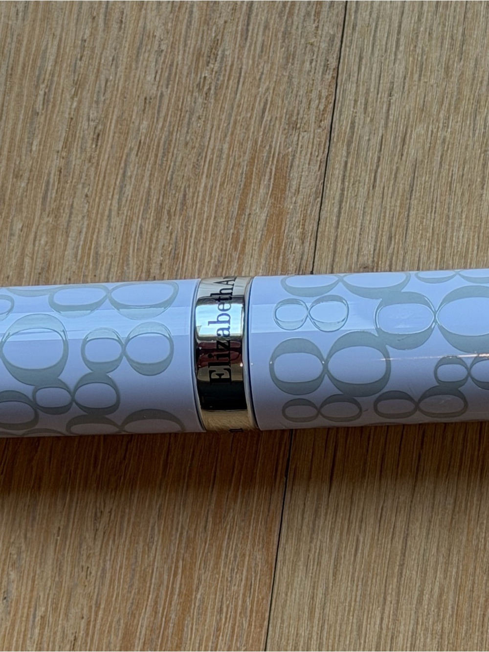 Elizabeth Arden Bag with Eight Hour Cream Lip Protectant SPF 15 Plus Mote - Picture 2 of 6
